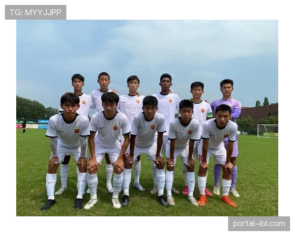 中国职工足球超级联赛总决赛上海浦发银行对阵东风本田激战正酣