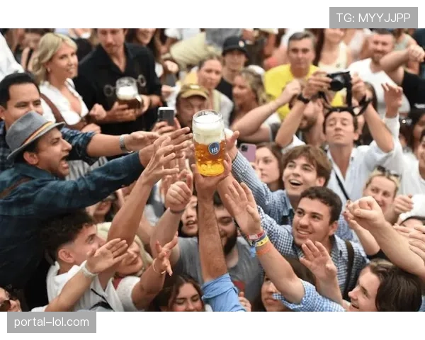慕尼黑啤酒节传统与德甲赛程冲突，球迷活动受影响。