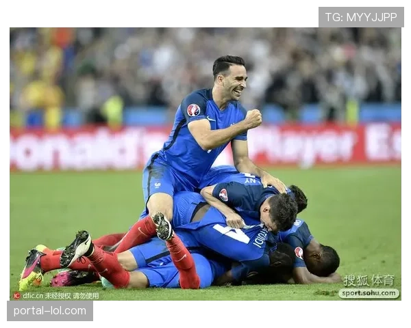 科斯托拉斯补时倒钩破门,布莱顿球员叠罗汉庆祝绝平 科斯托拉斯补时倒钩破门,布莱顿球员叠罗汉庆祝绝平